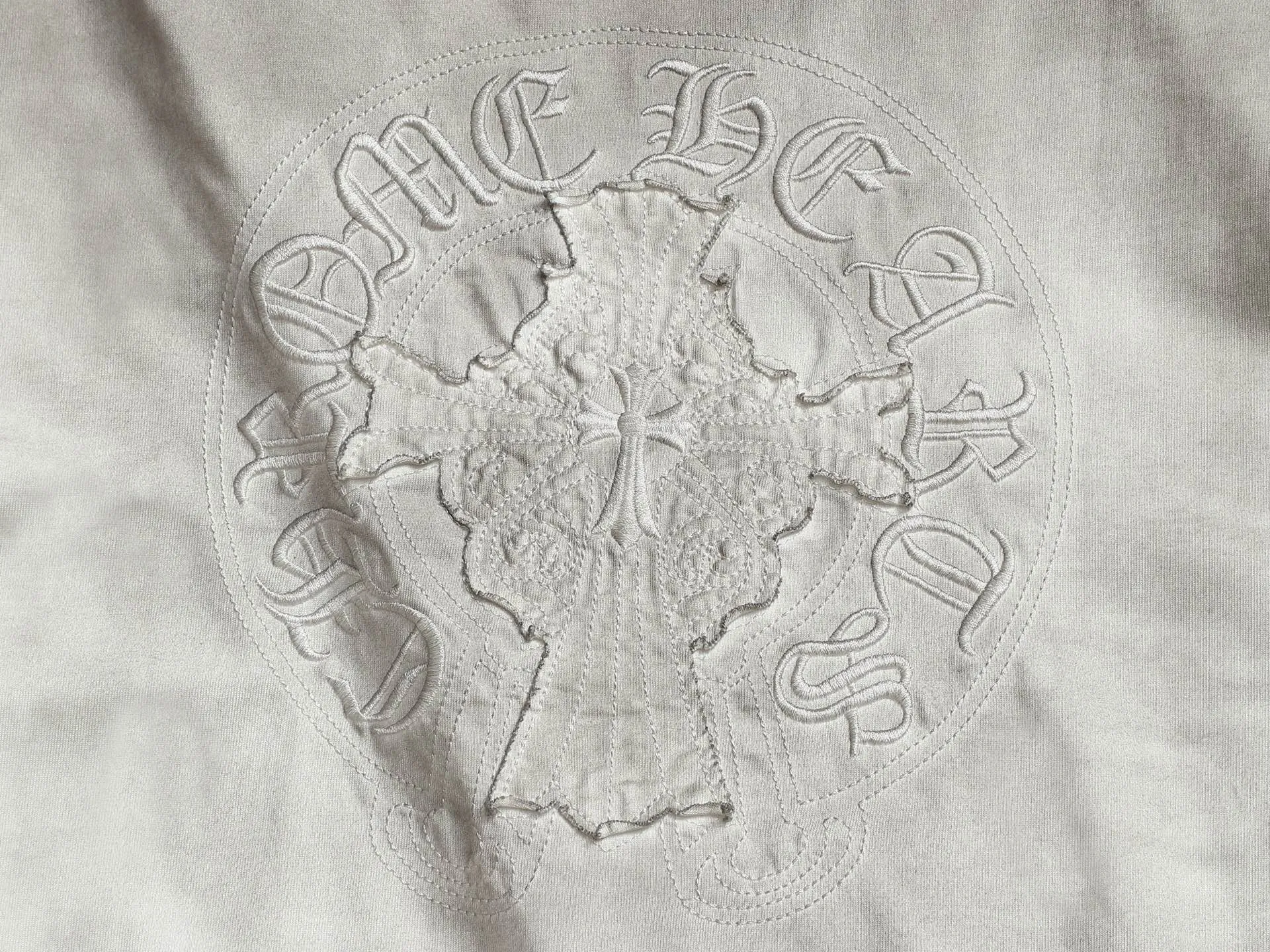 P210 𝗖𝗵𝗿𝗼𝗺𝗲 𝗛𝗲𝗮𝗿𝘁𝘀/Cro Heart 2025 Cross Patch Embroidery Summer New Original Single Counter American Acid Washed Distressed Laser Burnt Patch Embroidery Couple Casual Short Sleeve T-shirt 👑The highest version! Customized fabric 300g double yarn! American acid-washed and distressed original fabric laser burnt ✟appliqué embroidery and exquisite embroidery of letters! The best-selling model at the counter. It is very comfortable to wear. It is low-key yet luxurious. It is very classy when worn. The large size and tailoring are needless to say. The upper body is exquisite and vivid. 👍High-end first-class materials. A truly palace-level product. The cotton from Turkey is of outstanding quality. After heavy washing, the clothes are very soft! Not picky, the upper body is absolutely stylish and extremely luxurious. Auxiliary materials: The original model has been authenticated and labeled ➕100% silk washed with water label. Genuine purchase-grade original hangtag➕matching hanging rope➕3D hanging beads➕original packaging bag. Craftsmanship: The original version has consistent wiring! The highest version of the armhole matching technique! Countless times of pattern making to 100% restore the original appearance! The correct version is the same for men and women, super eye-catching, super good-looking, and super atmospheric! Color: White Black Size: S-XL